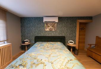 Boris & Barney has rooms with a private hot tub