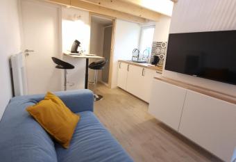 le P tit Yonnais allows 18 year olds to book a room