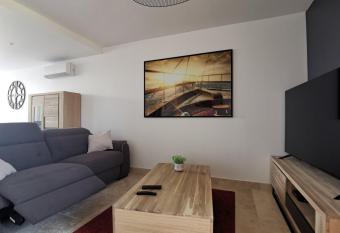 Grand T3 85 m2 situ      15 min    pied des plages has Balcony rooms