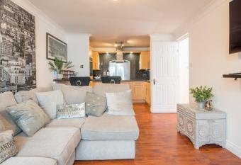 Pass the Keys 2 Bed Apartment with Views & Parking very central allows 18 year olds to book a room