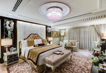 Narcissus Riyadh Hotel & Spa has rooms with a private hot tub