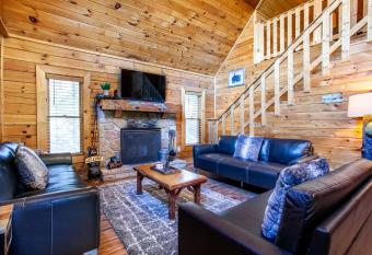 Laketown Bears - Pool Table & Hot Tub! has Balcony rooms