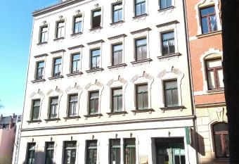 Ferienwohnungen in der Kunstgalerie Charlie und Jenny has Balcony rooms