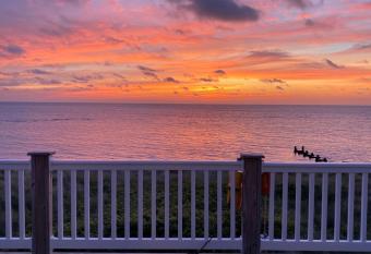 Waterfront Escape-Breweries, Vineyards n' Sunsets allows 18 year olds to book a room