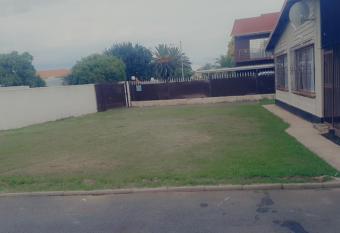 Dreams Guest Inn Raceview allows 18 year olds to book a room