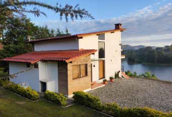 La Villa, Espectaculares vistas al lago Pe  ol-Guatape allows 18 year olds to book a room