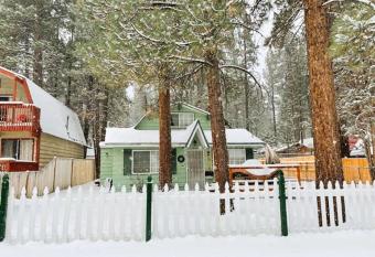 Bear Paz Cabin has Balcony rooms