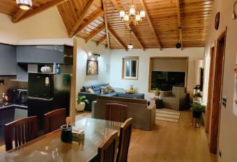 THE LOOKOUT, luxury cottage ,CEDAR has Balcony rooms