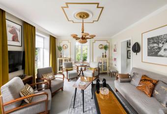 Entire interwar Villa Grabyte by pine forest on the bank of the river- 8min by car from old town has Balcony rooms