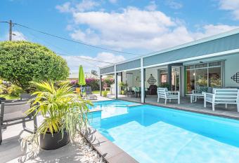 Villa de 3 chambres avec piscine privee jacuzzi et jardin clos a Baie Mahault has rooms with a private hot tub