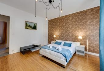 Les Capucins - 3 bedroom apartment near the city has Balcony rooms