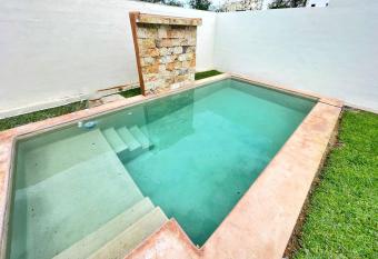 Casa Otavia, con alberca para 6 hu  spedes y mascotas allows 18 year olds to book a room