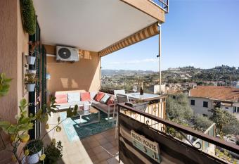 Seaview Apartment has Balcony rooms