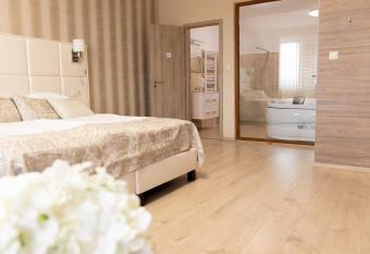 V  nkos & Eszc  jg has Balcony rooms