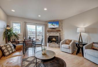 Mountain Modern Vibes in Frisco - Walk to Town has Balcony rooms