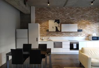 Brand New Spacious Woden Apartment - KingBed&WiFi has Balcony rooms