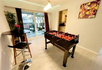 3 BED HOUSE     GUILFORD/FLEETWOOD     BBQ     TV CABLE has Balcony rooms