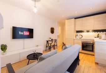 HIMA, Beau T2 r  nov      neuf Ch  teaucreux Gare allows 18 year olds to book a room