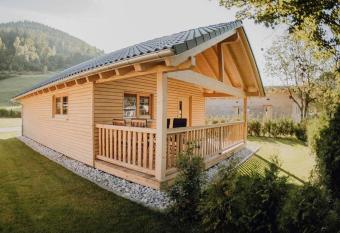 Natur-Camp Tannenfels allows 18 year olds to book a room