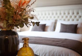 Resort Villa Paola has rooms with a private hot tub