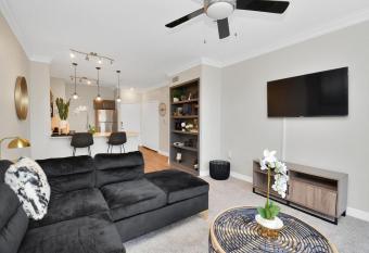 Noir Oasis 5 MINS away from Texas Medical Center has Balcony rooms