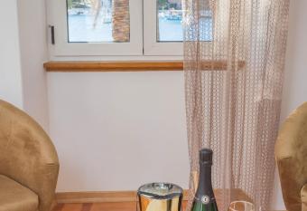 Deluxe Dreamy room in the Center of Hvar with Sea View allows 18 year olds to book a room