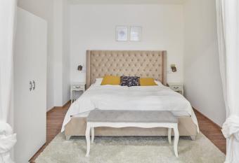 Helen Homestay   i  kov allows 18 year olds to book a room