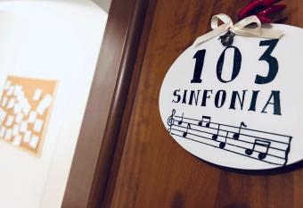 MILUAR - centro storico - lungo la via della Musica has rooms with a private hot tub