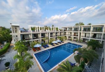 Golden Crab Boutique has Balcony rooms