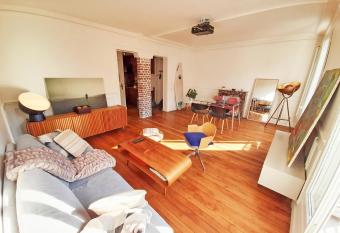 Tr  s beau 2P avec vaste s  jour ensoleill   - A 50 m du m  tro du march   et de la mairie allows 18 year olds to book a room