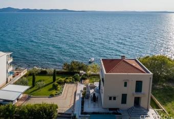 Super luxuri  se Villa directly on the sea has Balcony rooms