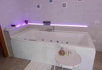 B&B Ferro di Cavallo has rooms with a private hot tub