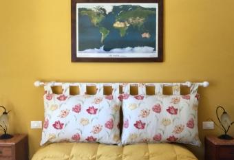 STANZA CON BAGNO PRIVATO IN ATTICO CON TERRAZZA allows 18 year olds to book a room