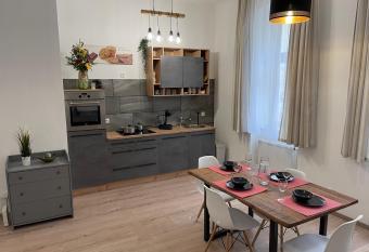 Gesamte Unterkunft f  r 4 Personen Top 8 allows 18 year olds to book a room