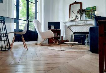 L ILE DES PREVOTS allows 18 year olds to book a room