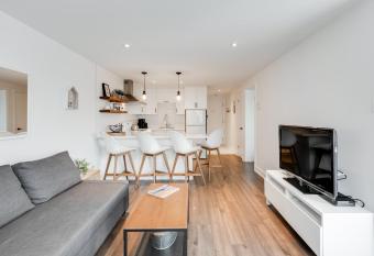 Le Lightroom by Gestion ELITE allows 18 year olds to book a room