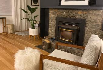 ARTHOUSE Bed and Breakfast has rooms with a private hot tub