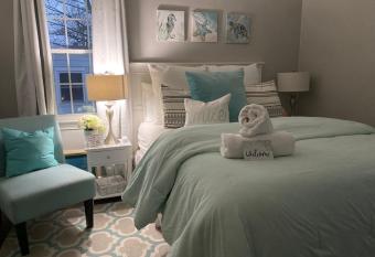 Cozy, Upstairs Apartment Pets Welcome with fee Family Friendly Close to Everything allows 18 year olds to book a room