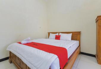 RedDoorz Syariah near Alun Alun Pasuruan allows 18 year olds to book a room