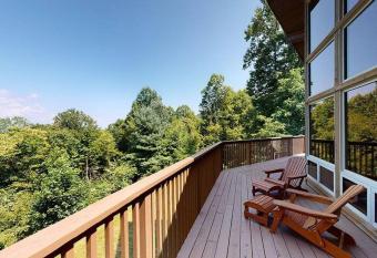 --Mountain Chalet Getaway with Breathtaking View Next to Tail of Dragon-- has Balcony rooms