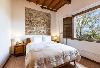 Tranquil Tuscan Hideaway allows 18 year olds to book a room