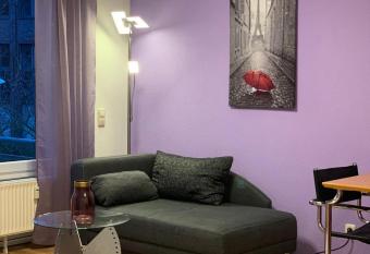 1 Room, near to UN und Telekom allows 18 year olds to book a room