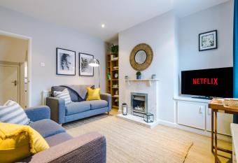 Quaint 2 Bedroom Chester City Cottage has Balcony rooms