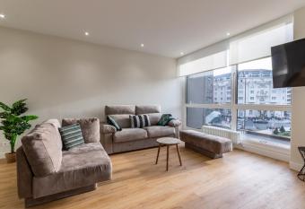 Nuevo y Luminoso en Plaza Moyua allows 18 year olds to book a room