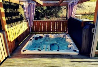 MONTAGNE-LAC&SPA (jacuzzi priv  ) (NOUVEAU) has rooms with a private hot tub