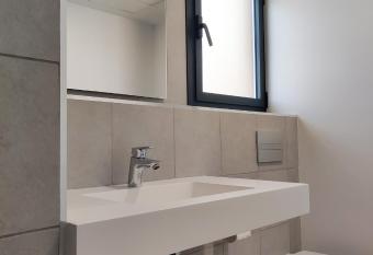 ALLONBAY spa & beach house has rooms with a private hot tub