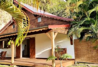 Maison de 2 chambres avec jacuzzi jardin clos et wifi a Les Abymes has Smoking rooms