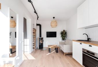 Zveryno Namelis 2 kambari   butas   v  ryne su   idiniu, terasa ir priva  iu kiemeliu allows 18 year olds to book a room