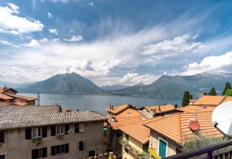 Regolo House Apartments has Balcony rooms