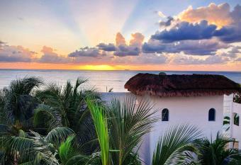 Casa 5 Palmas has rooms with a private hot tub